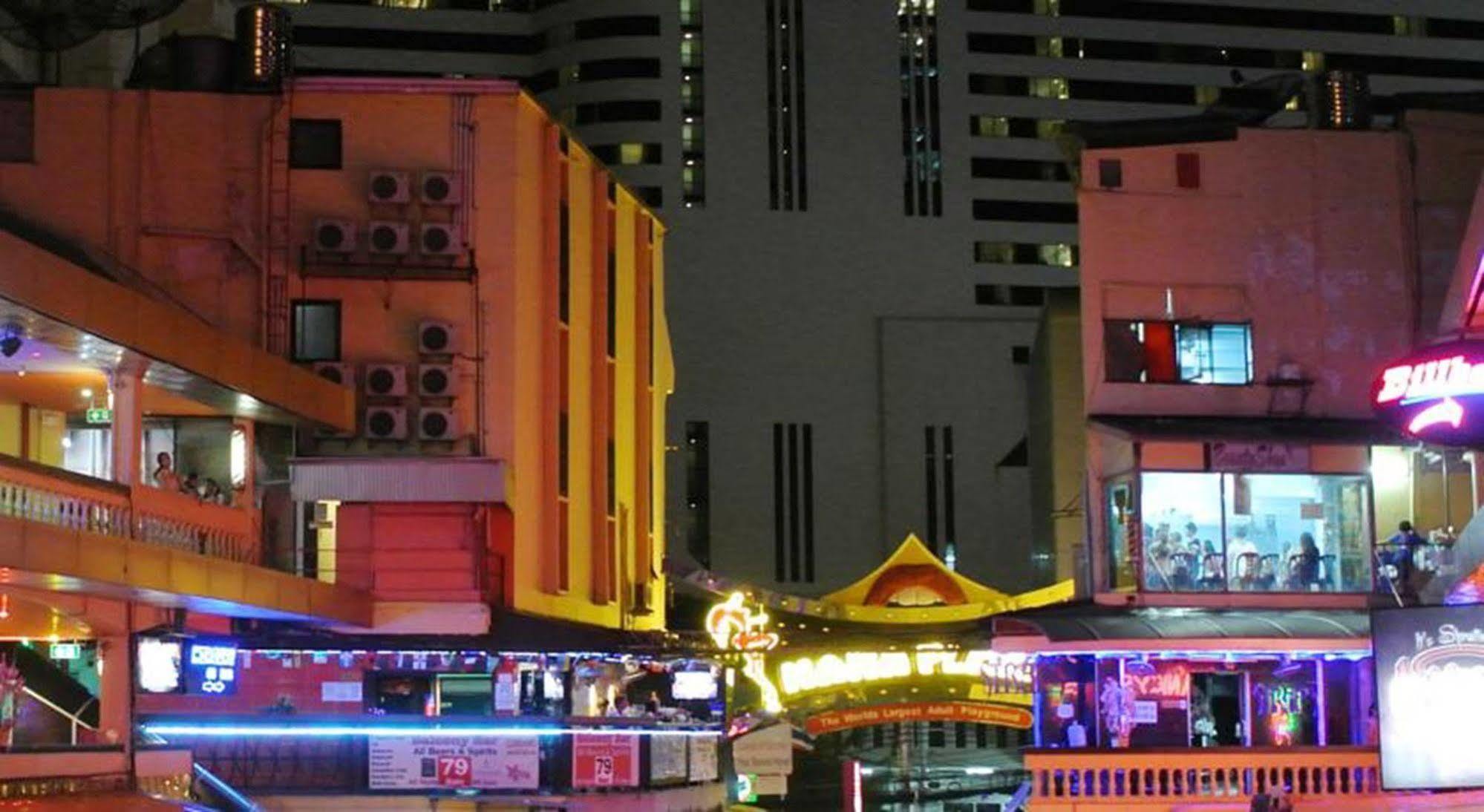 Majestic Suites Hotel Bangkok Exterior photo